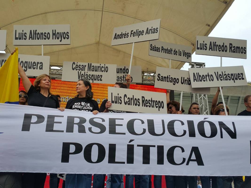En la tarima ubicada en el Parque de las Luces, varias mujeres pidieron la libertad de políticos que están siendo investigados por parapolítica, la Yidispolítica, chuzadas y Agro Ingreso Seguro, afirmando que es una persecución política. FOTO DONALDO ZULUAGA