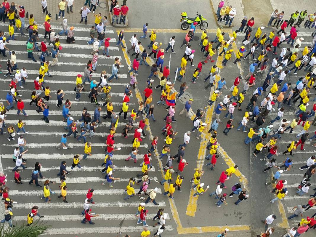 La marcha finalizó en el Parque de Las Luces, pero antes tomó la avenida La Playa, la carrera 47 hasta llegar a la avenida San Juan para terminar en el parque. FOTO DONALDO ZULUAGA