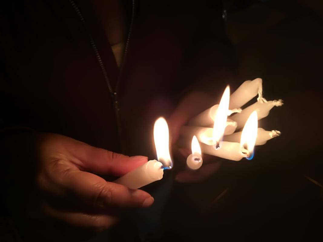 Hacia las 7 de la noche, unas 50 personas llegaron al Parque Berrío con el fin de manifestarse a favor de la vida y en contra del abuso policial. FOTO MANUEL SALDARRIAGA