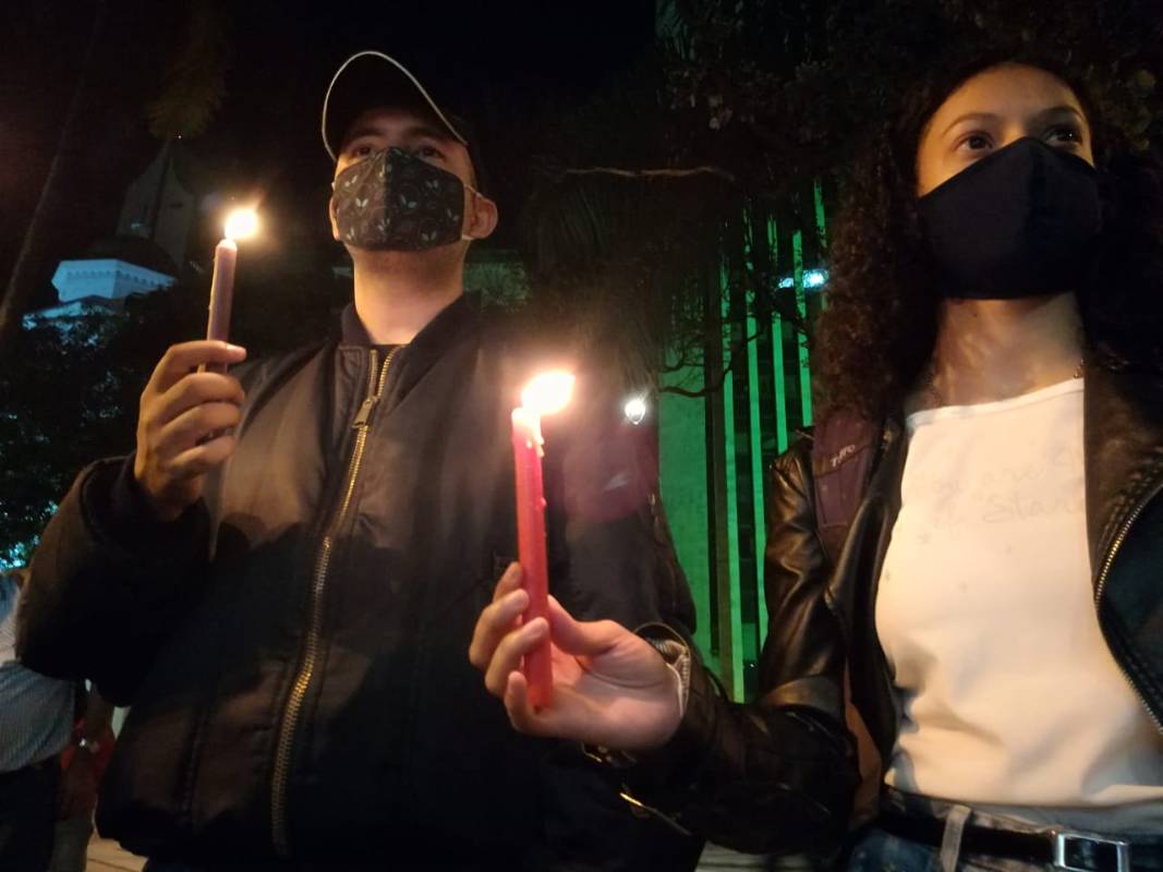 Hacia las 7 de la noche, unas 50 personas llegaron al Parque Berrío con el fin de manifestarse a favor de la vida y en contra del abuso policial. FOTO MANUEL SALDARRIAGA