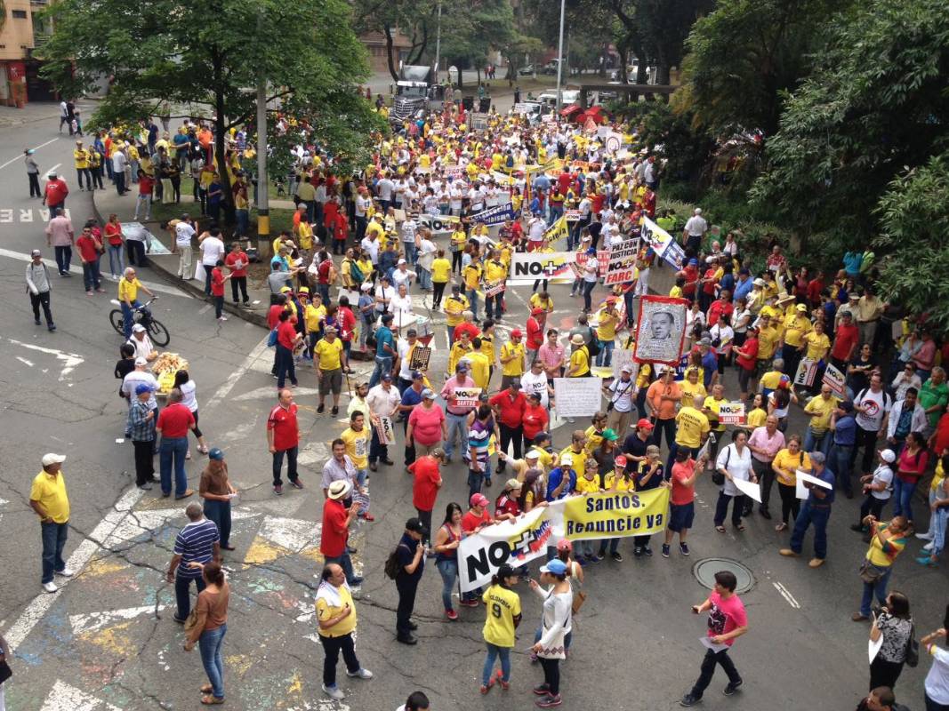 A las 9:50 de la mañana centenares de personas iniciaron la marcha del No+ en el Teatro Pablo Tobón Uribe. FOTO JULIO CESAR HERRERA