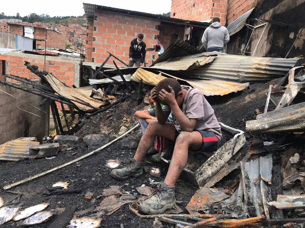 Tres personas heridas y ocho viviendas destruidas fueron el saldo del incendio. Foto: Julio Cesar Herrera. 