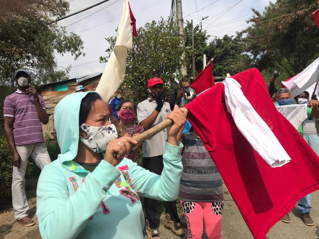 “Necesitamos comida” es el llamado que le hacen a la Alcaldía de Medellín los habitantes del barrio Vallejuelos, del sector de Robledo, en la comuna 7 de Medellín. FOTO JULIO CÉSAR HERRERA 