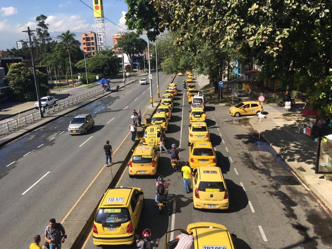 En la mañana del miércoles 10 de julio de 2019, marcharon por las vías de la ciudad alrededor de 5.000 taxistas, quienes protestaron a bordo de sus vehículos contra de los particulares que prestan el servicio de transporte a través de aplicaciones móviles. Foto: Santiago Mesa