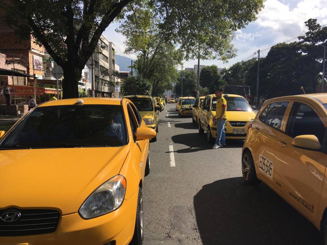 En la mañana del miércoles 10 de julio de 2019, marcharon por las vías de la ciudad alrededor de 5.000 taxistas, quienes protestaron a bordo de sus vehículos contra de los particulares que prestan el servicio de transporte a través de aplicaciones móviles. Foto: Santiago Mesa