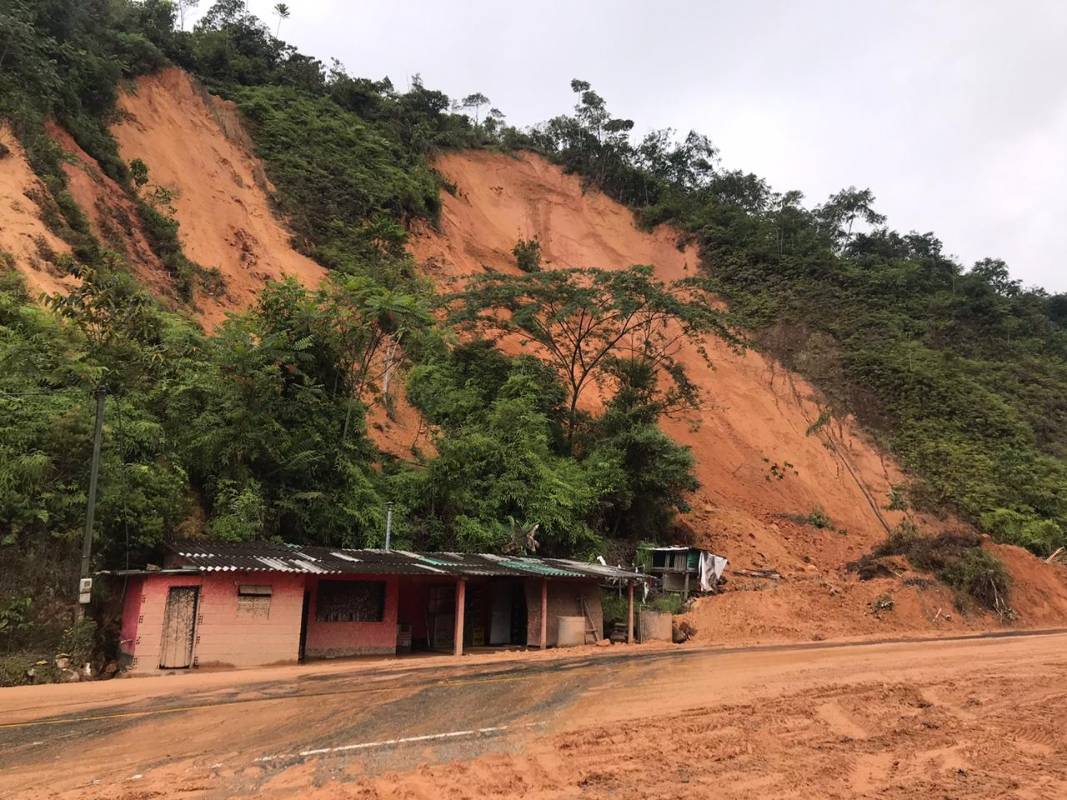 Invías aclaró que no hay un tiempo estimado para reabrir la vía, pues se calcula que en la montaña hay 40.000 metros cúbicos de tierra sueltos, los cuales amenazan con desprenderse. FOTO JULIO HERRERA