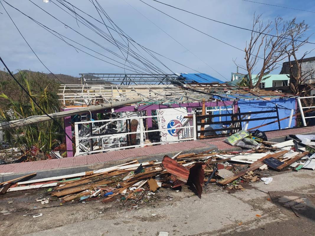 Las autoridades locales reportan por lo menos dos personas fallecidas y una desaparecida, no quedó en toda la isla ninguna estructura intacta. Foto: Arthur Robinson Dawkins