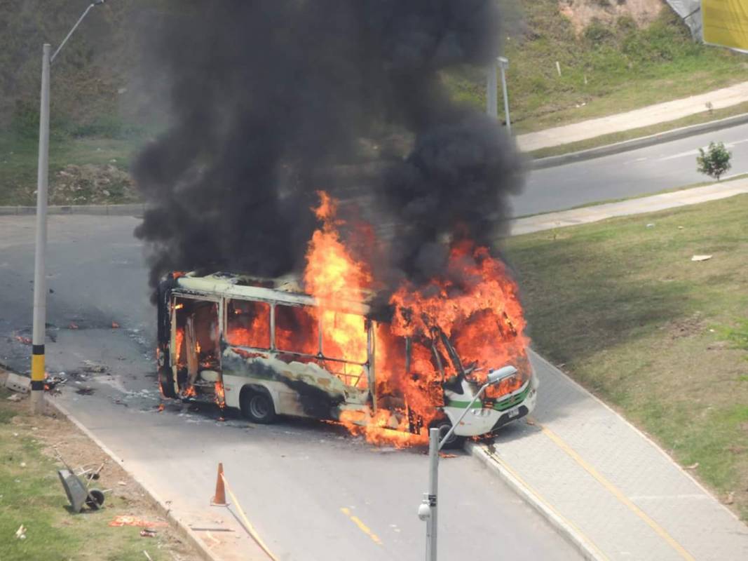 Doce personas bloquearon el vehículo, hicieron descender al conductor y le prendieron fuego. CORTESÍA DAVID MONTOYA