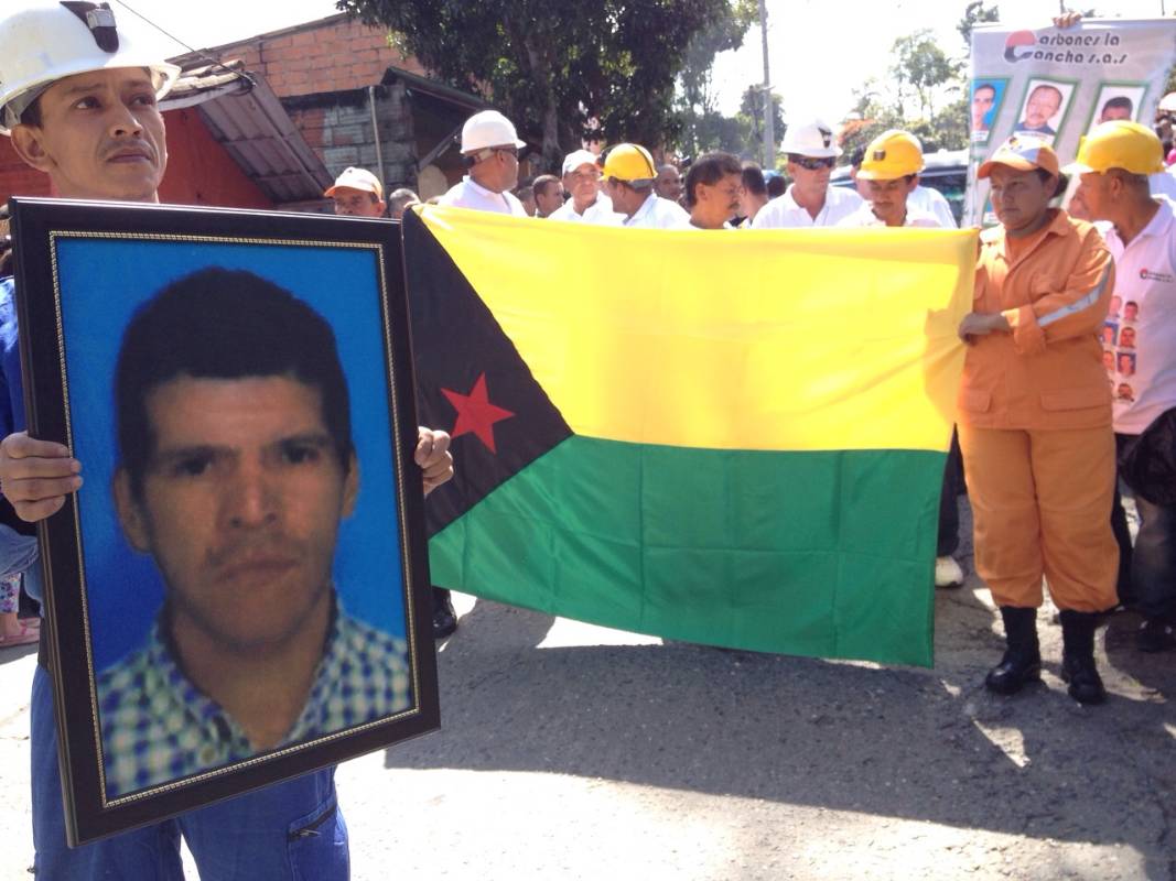 Luego de la ceremonia, la caravana con los féretros continuó hasta el cementerio del municipio. FOTO Julio César Herrera 