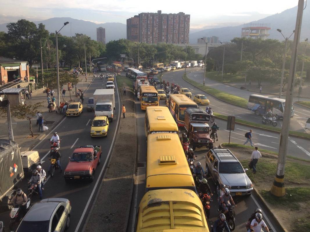  Más que utilizar el servicio público y medios alternativos de transporte, muchos ciudadanos optaron por madrugar para evadir la jornada. FOTO JULIO CÉSAR HERRERA