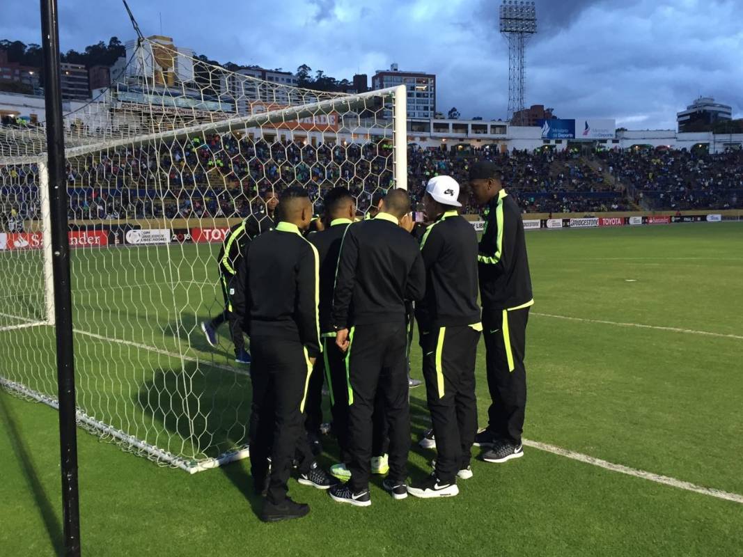 Jugadores de Atlético Nacional se reúnen en el campo horas antes del partido. FOTO Esteban Vanegas 