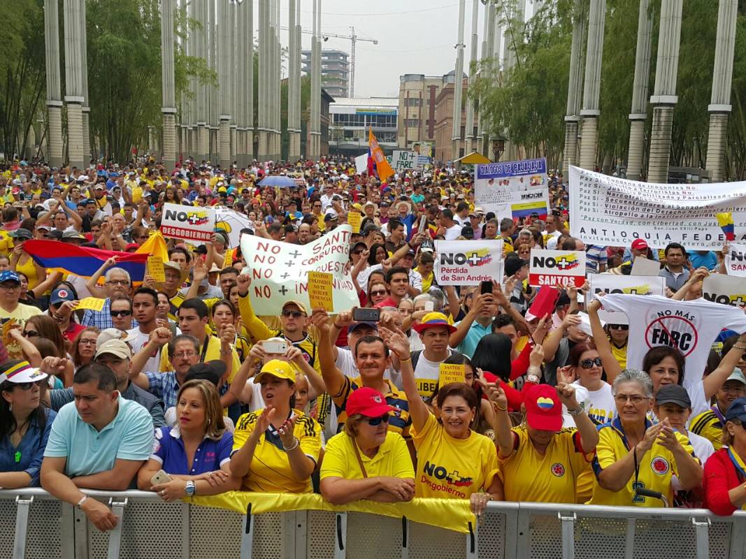 La marcha finalizó en el Parque de Las Luces, pero antes tomó la avenida La Playa, la carrera 47 hasta llegar a la avenida San Juan para terminar en el parque. FOTO DONALDO ZULUAGA