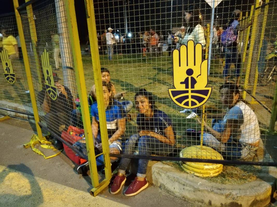 Desde esta noche hay personas esperando y haciendo fila para el concierto. FOTO MANUEL SALDARRIAGA