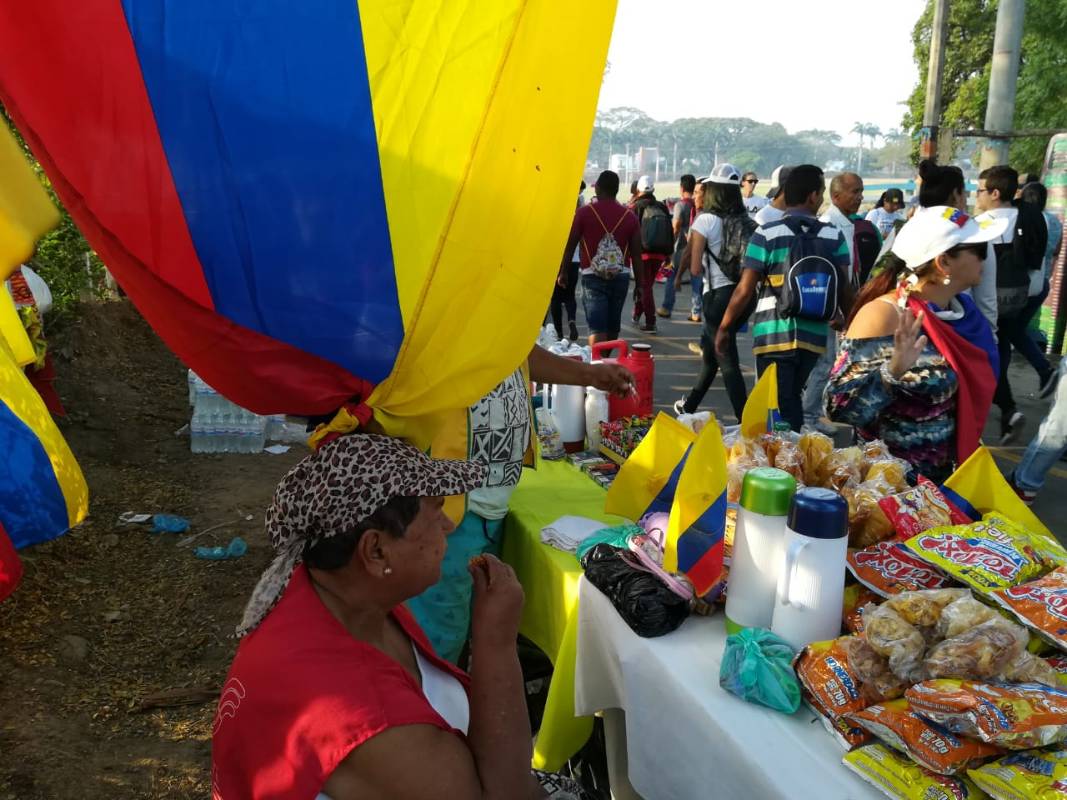 En el camino, hay multitud de ventas. Desde gorras para la caída del régimen, pasando por agua y comida, y también sillas de plástico. Foto: Manuel Saldarriaga.