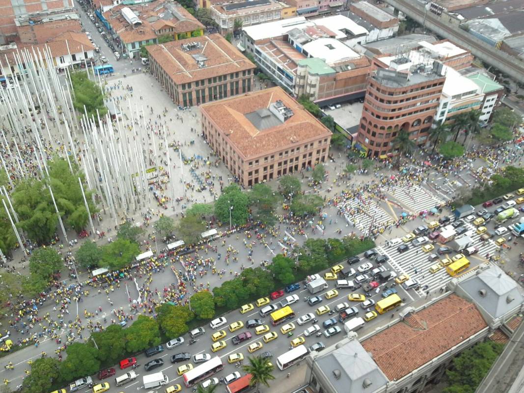1:15 p.m. Llegada de la marcha al Parque de las Luces. FOTO MANUEL SALDARRIAGA