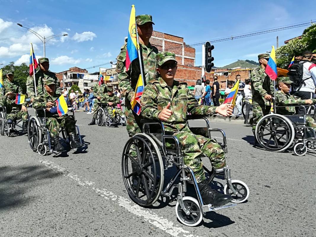 Los primeros contingentes en avanzar, en medio de la ovación del público, fueron un batallón con militares heridos en combate