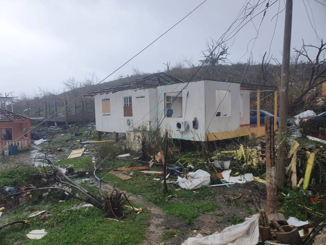 Las autoridades locales reportan por lo menos dos personas fallecidas y una desaparecida, no quedó en toda la isla ninguna estructura intacta. Foto: Arthur Robinson Dawkins
