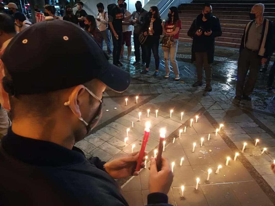 Hacia las 7 de la noche, unas 50 personas llegaron al Parque Berrío con el fin de manifestarse a favor de la vida y en contra del abuso policial. FOTO MANUEL SALDARRIAGA