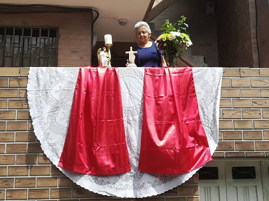 En Envigado, al sur del Valle de Aburrá, los habitantes organizaron altares en sus balcones. Foto: Manuel Saldarriaga. 