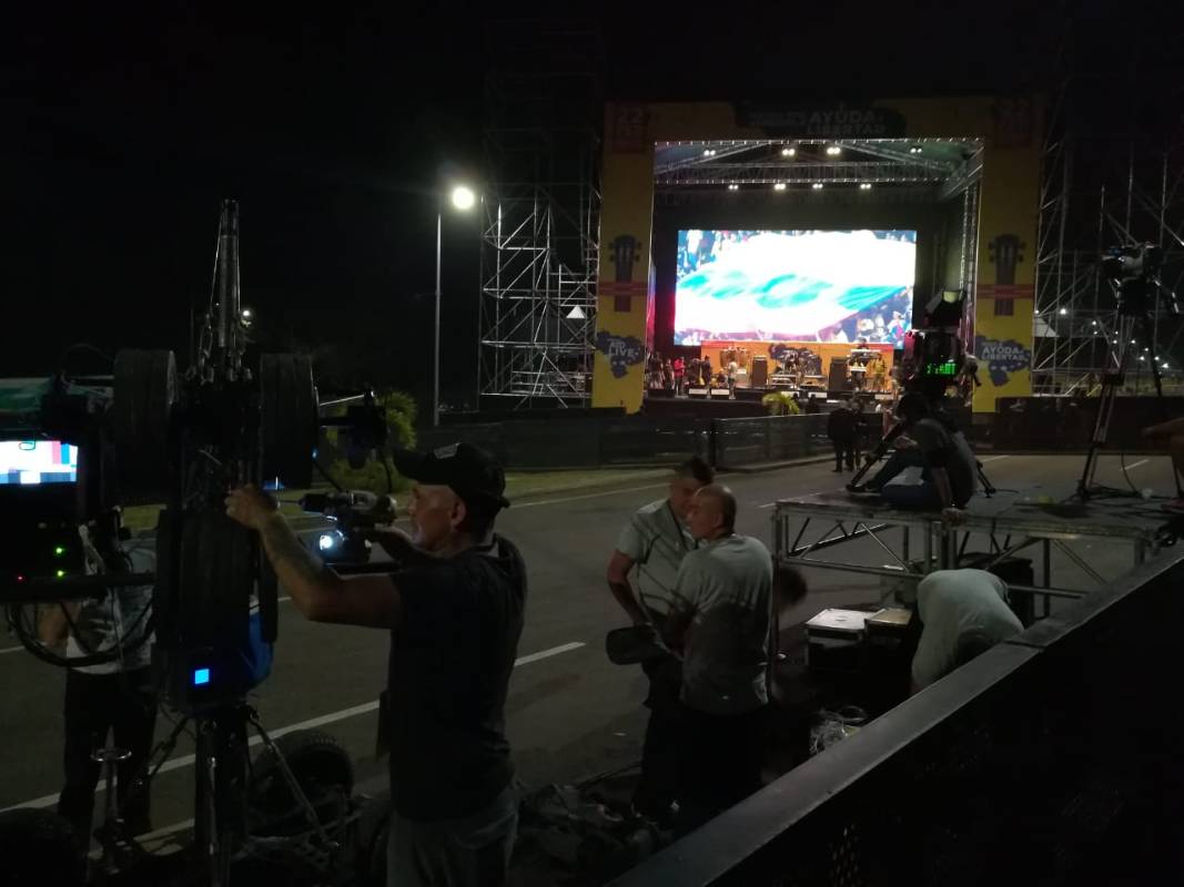 Se espera recaudar 100 millones de dólares con este evento. Los elementos técnicos terminan de ajustarse durante la noche de este jueves en la frontera. FOTO MANUEL SALDARRIAGA