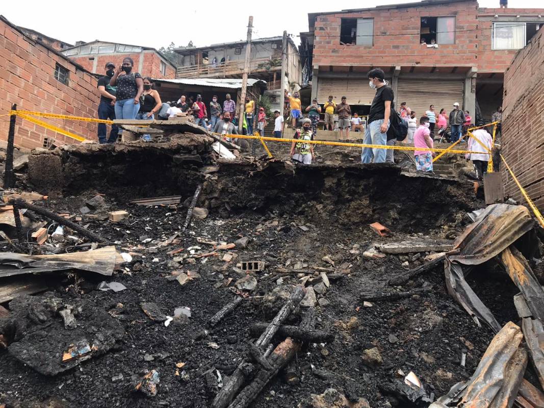 Cinco máquinas de Bomberos atendieron el incendio. Foto: Julio Cesar Herrera. 
