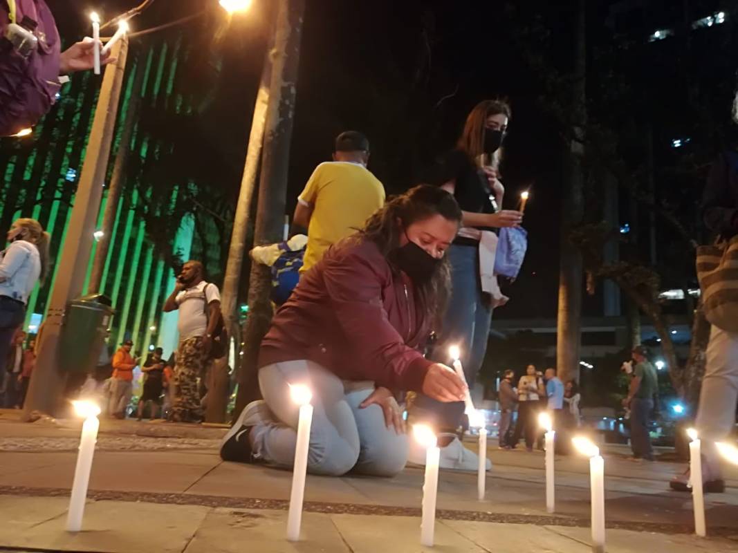 Hacia las 7 de la noche, unas 50 personas llegaron al Parque Berrío con el fin de manifestarse a favor de la vida y en contra del abuso policial. FOTO MANUEL SALDARRIAGA