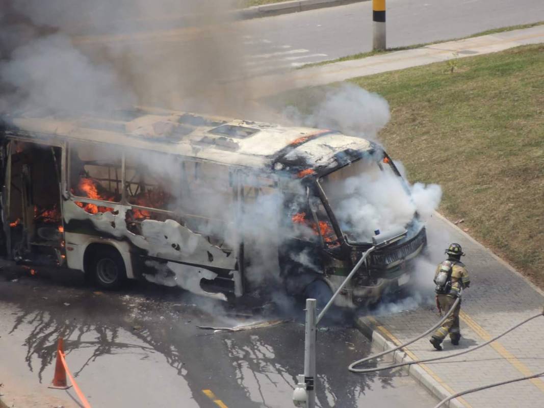 Bomberos atendieron rápidamente el hecho y apagaron la conflagración. CORTESÍA DAVID MONTOYA
