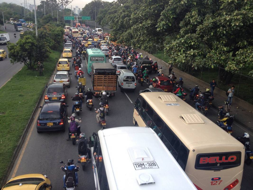  Más que utilizar el servicio público y medios alternativos de transporte, muchos ciudadanos optaron por madrugar para evadir la jornada. FOTO JULIO CÉSAR HERRERA