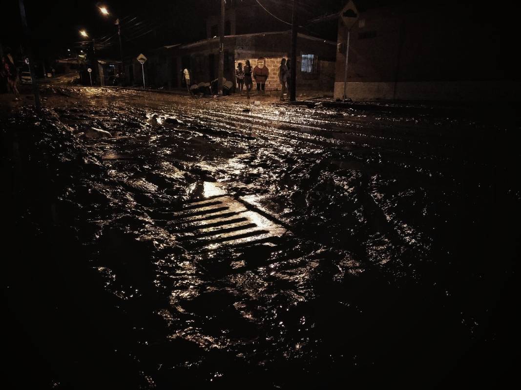 El agua obligó a salir de sus viviendas a los residentes de los barrios San Fernando, El Concejo, Las Brisas, Primero de Mayo, Alfonso López, El Ortiz, La Esperanza y Cadena. Foto: Sergio Ríos Mena