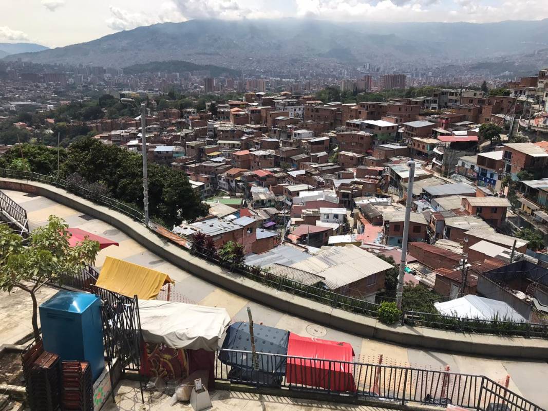 San Javier no es ajeno a la reducción de las personas, en esta zona de la ciudad tan frecuentada por sus calles y escaleras. FOTO: Julio César Herrera