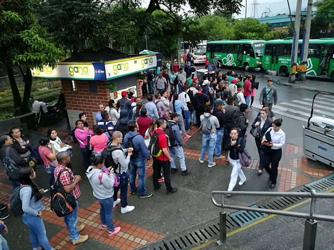 A las 6:30 de la mañana de este miércoles, la línea A del metro de Medellín volvió a la normalidad con todas sus estaciones abiertas y funcionando, desde Niquía hasta La Estrella. FOTO MANUEL SALDARRIAGA 