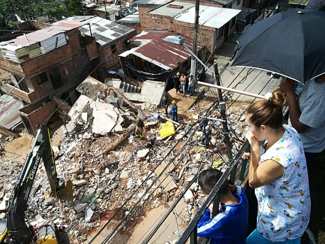 Ocho horas continuas de rescate permitieron hallar tres personas con vida bajo los escombros. FOTOS CORTESÍA DAGRD