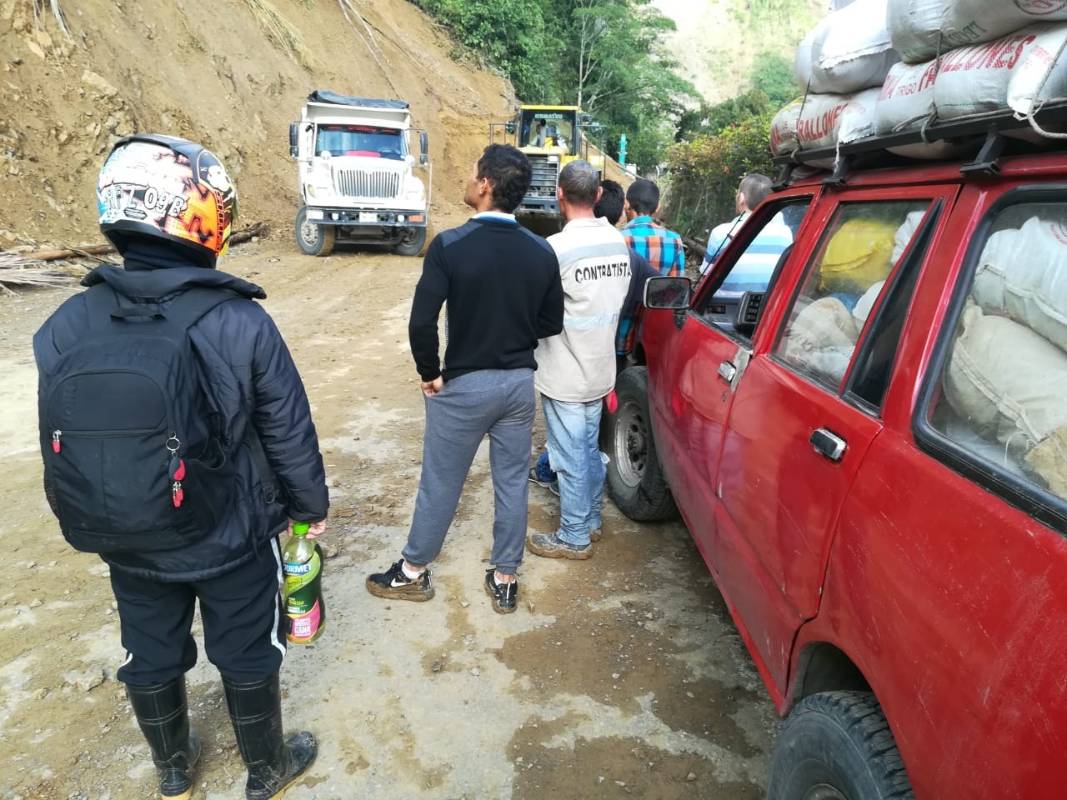 La situación ha obligado a los viajeros a hacer transbordo a pie de un lado a otro, pues muchos también necesitan ir a otras localidades o a la capital Medellín. FOTO MANUEL SALDARRIAGA