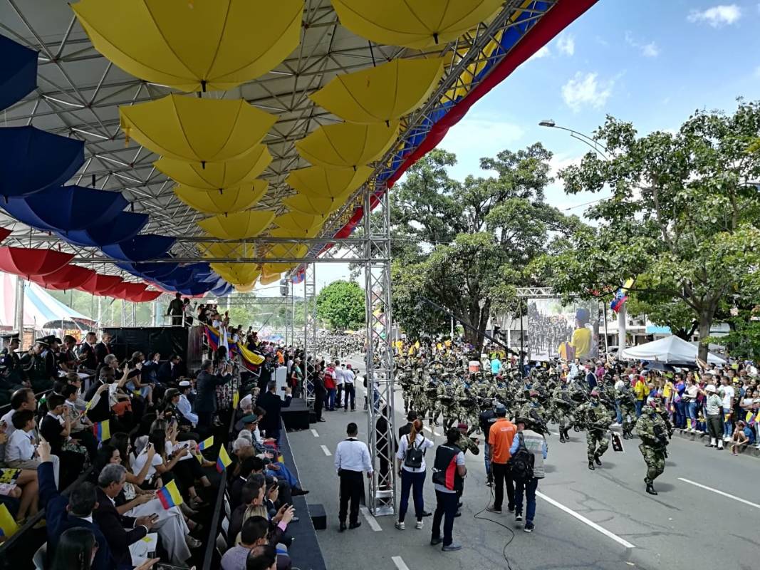 El desfile inició de las inmediaciones del aeroparque Juan Pablo II, en la carrera 70, e irá hasta la glorieta de Bulerías donde terminará al mediodía de este sábado festivo. 