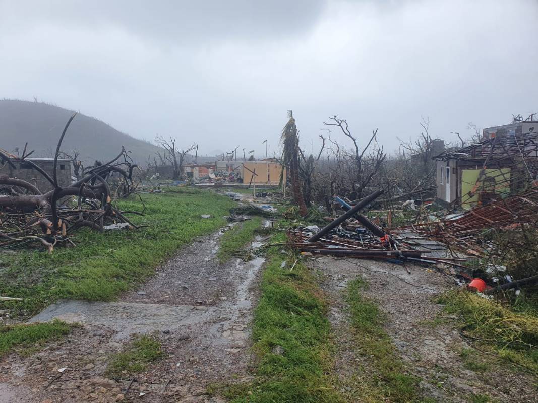 Las autoridades locales reportan por lo menos dos personas fallecidas y una desaparecida, no quedó en toda la isla ninguna estructura intacta. Foto: Arthur Robinson Dawkins