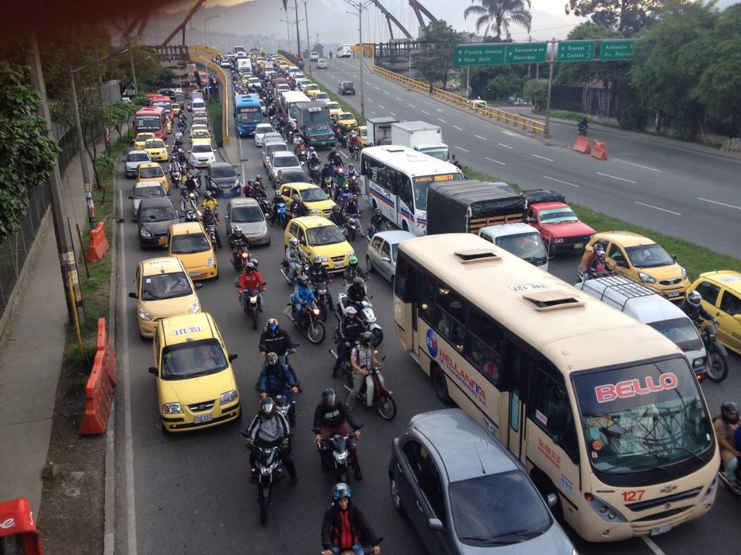 Más que utilizar el servicio público y medios alternativos de transporte, muchos ciudadanos optaron por madrugar para evadir la jornada. FOTO JULIO CÉSAR HERRERA