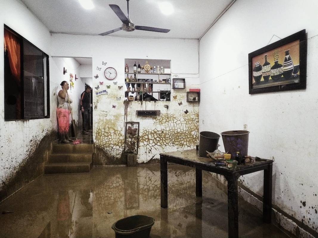 En el lugar, el cuerpo de bomberos local recibió apoyo del Ejército Nacional para evacuar a los residentes de las zonas en peligro. Foto: Sergio Ríos Mena