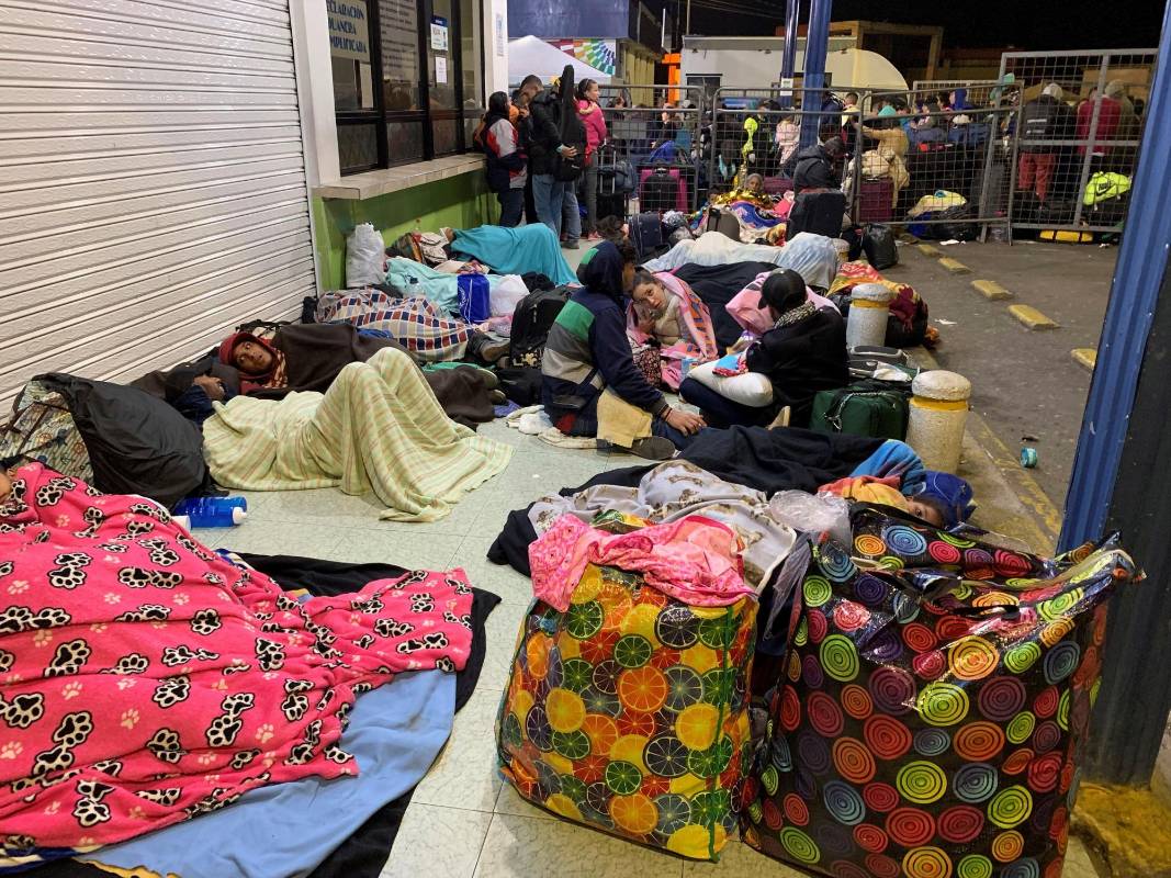 Esta familia no tenía previsto salir de Venezuela pero “por lo duro de la situación” y la entrada en vigor de la “visa humanitaria” en Ecuador, aceleró sus planes de viaje y, a duras penas, llegaron a tiempo. FOTO EFE
