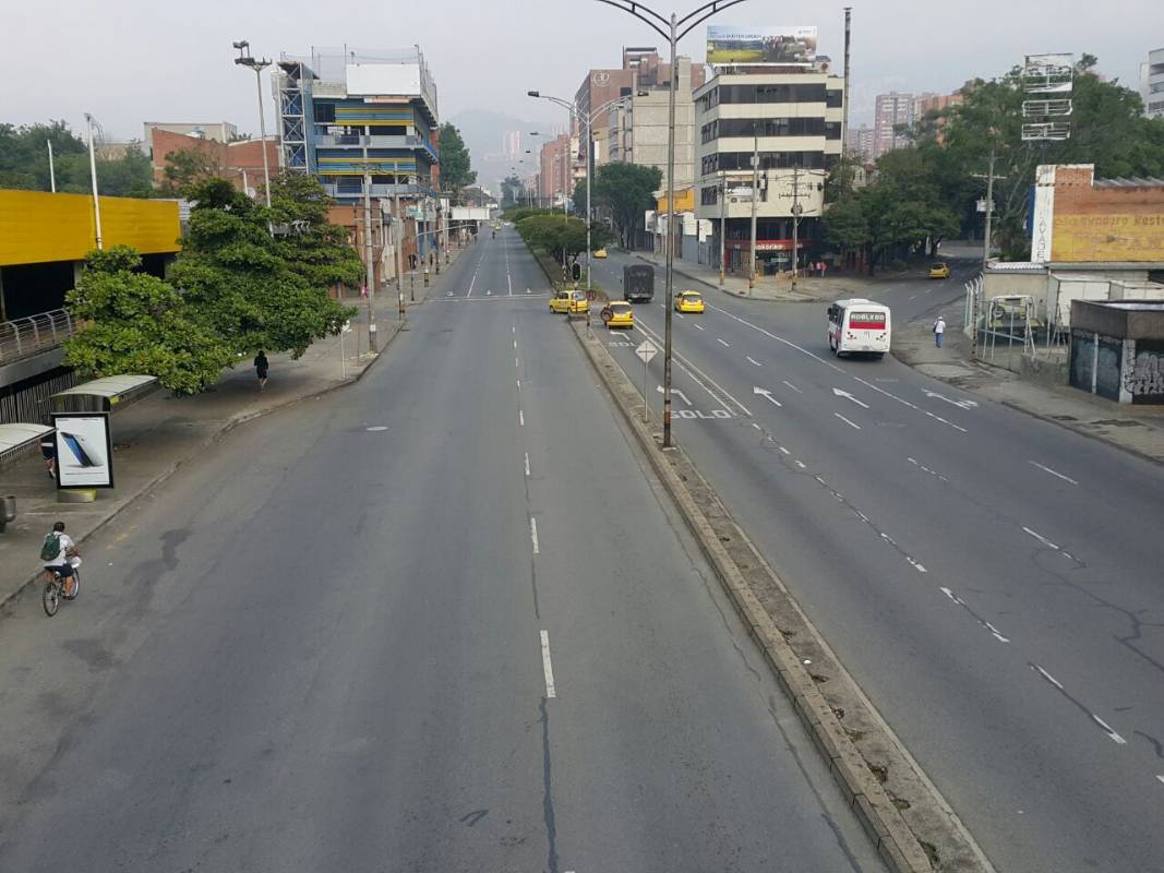 En la Calle Colombia el trancón desapareció y apenas unos cuantos buses hacían presencia esta mañana. FOTO DONALDO ZULUAGA