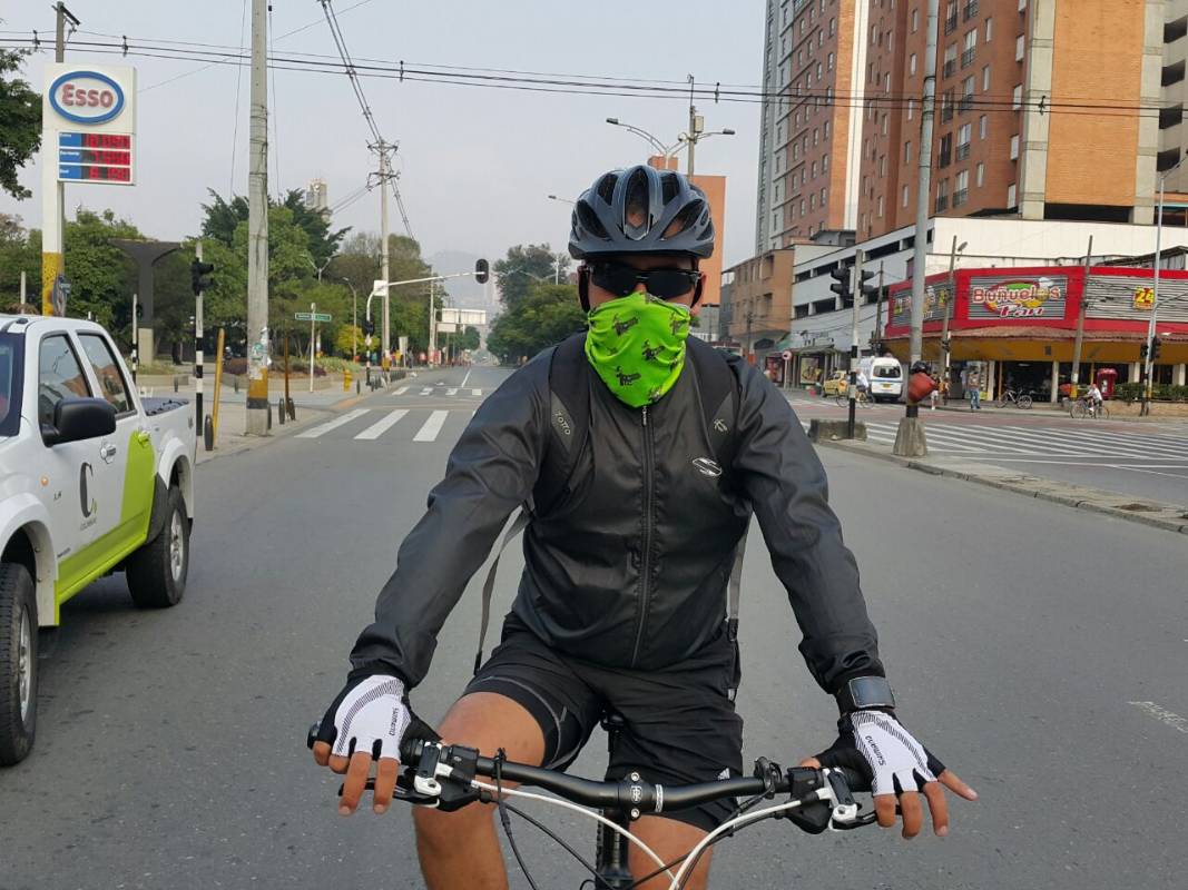 Aunque la ciclovía está suspendida, algunos deportistas salieron a las calles con medidas extra de protección. FOTO DONALDO ZULUAGA