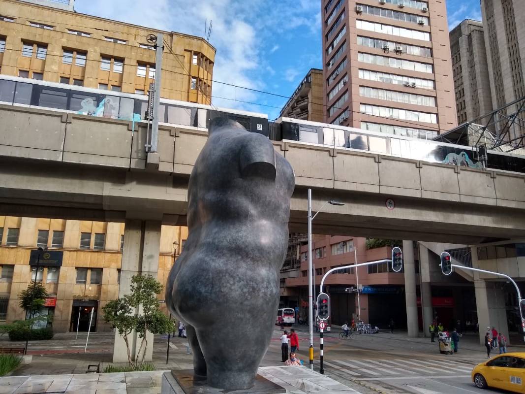 Según Medellín Me Cuida, unas 200.000 empresas están autorizadas a retomar labores. Si se presentan más de dos personas contagiadas, la empresa podría ser sometida a cuarentena y cerrada durante dos semanas. Fotos: Manuel Saldarriaga y Jaime Pérez. 