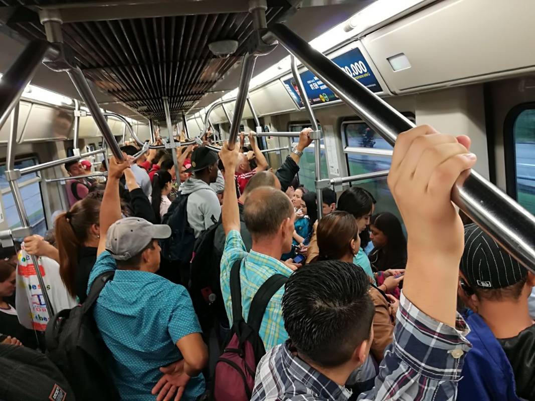 Así está el interior de unos de los vagones que partieron de la Estación Poblado al rededor de las 7:00 a.m de este miércoles 14 de febrero. A pesar de la hora pico, los usuarios pueden ingresar sin complicaciones. La movilidad es fluida en la avenida Regional. FOTO MANUEL SALDARRIAGA 