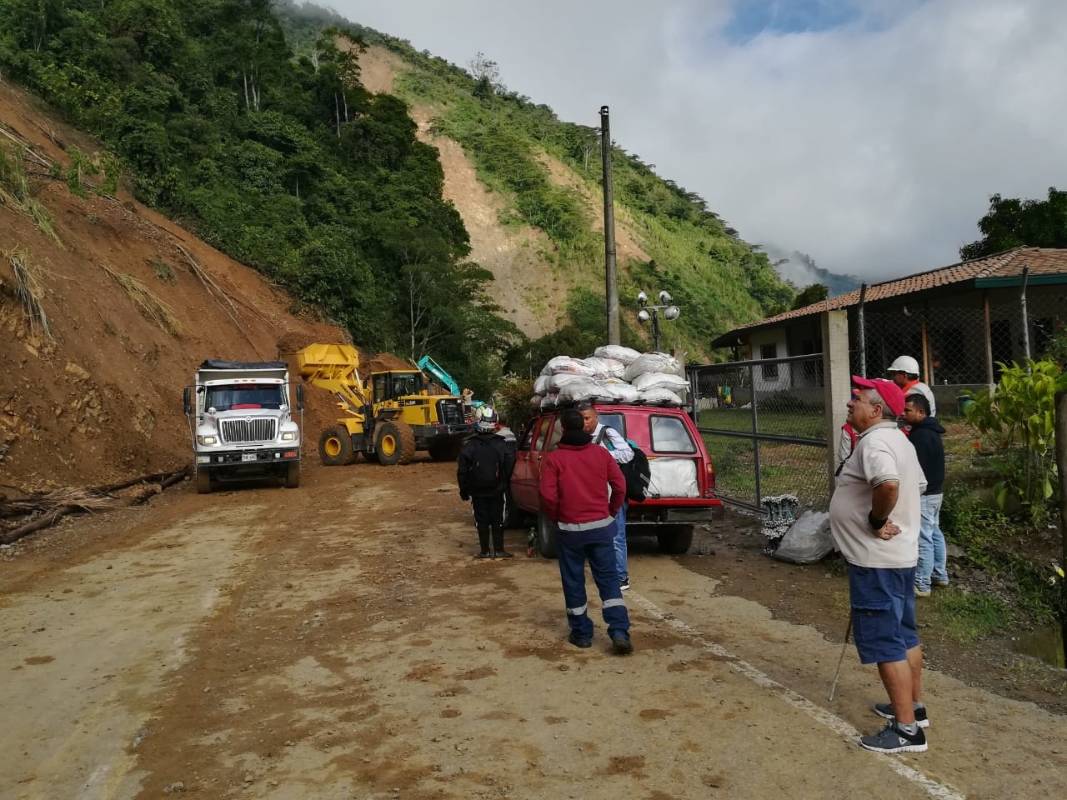 Las imágenes impresionan por la magnitud del alud, que dejó a viajeros atascados a uno y otro lado de la carretera. FOTO MANUEL SALDARRIAGA
