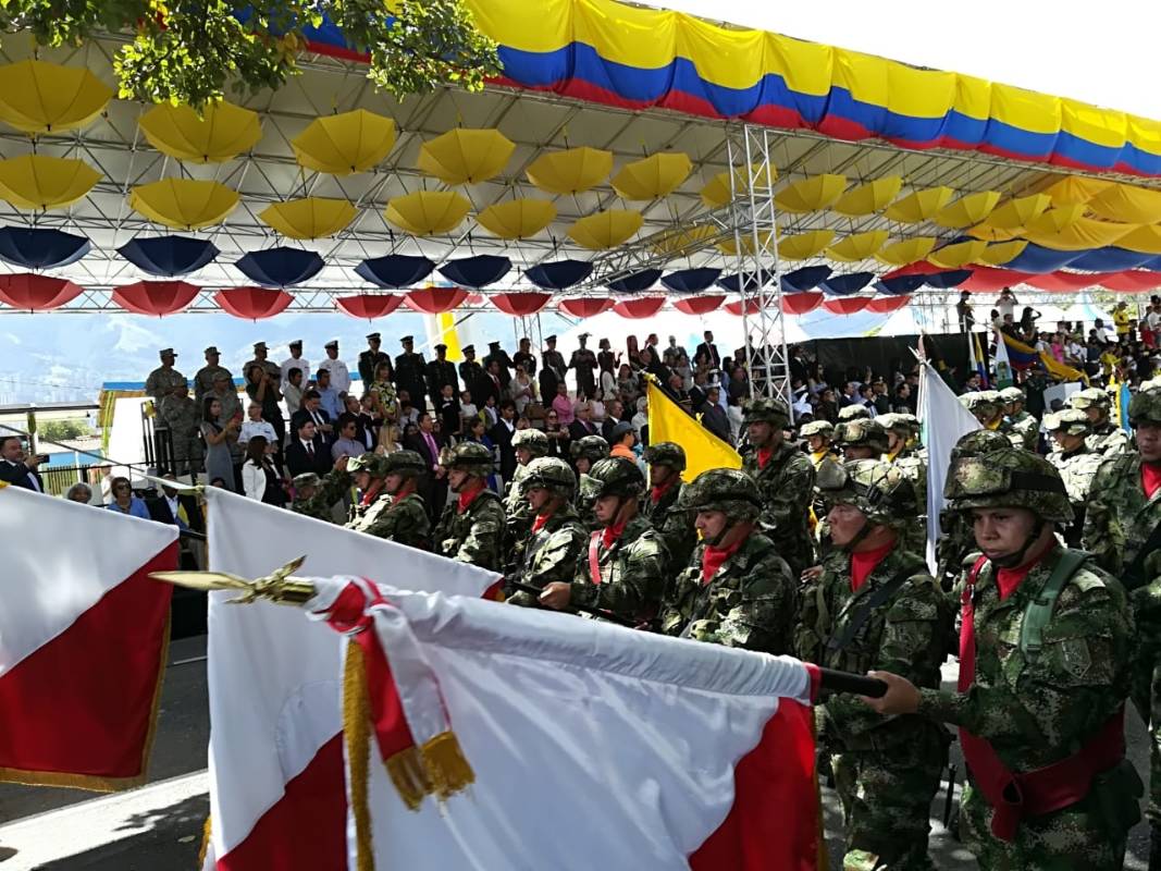 Luego de las palabras protocolarias de las autoridades civiles, en cabeza del alcalde Federico Gutiérrez y el Gobernador Luis Pérez Gutiérrez, a las 10:12 a.m. comenzó de manera formal el desfile en la capital antioqueña en honor al Día de la Independencia. 