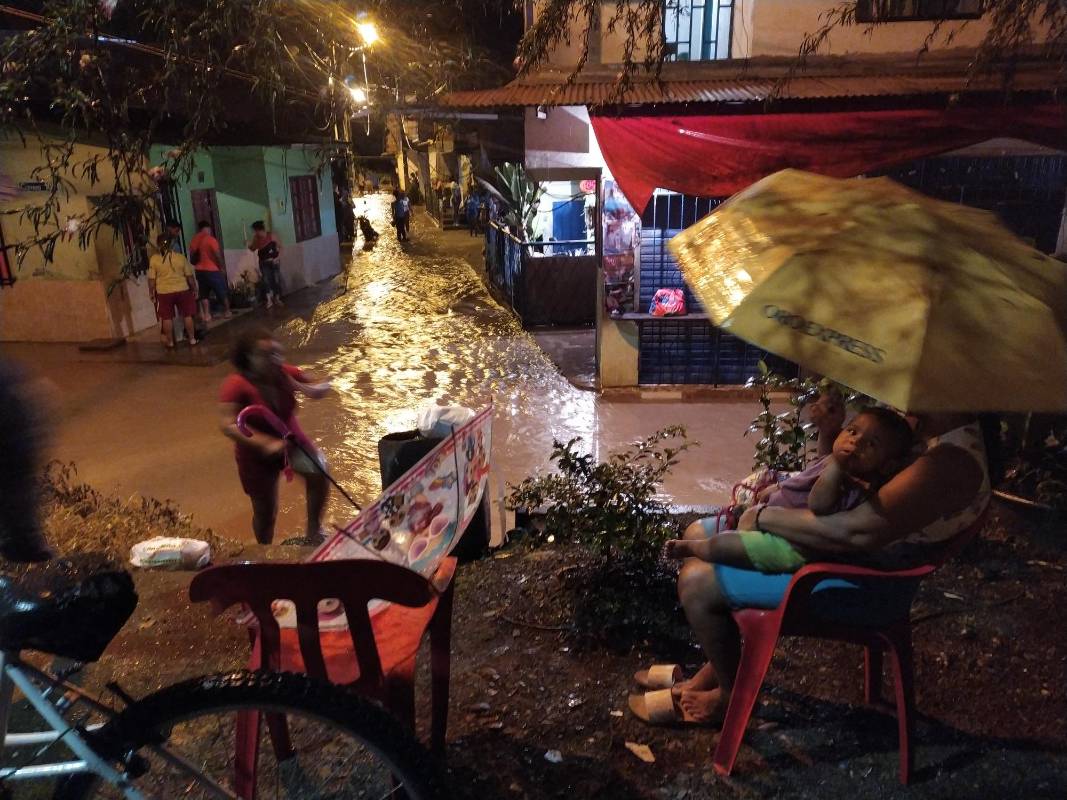 La inundación obligó a la declaratoria de alerta roja ante la crecida del río San José que afectó a ocho barrios. Foto: Sergio Ríos Mena