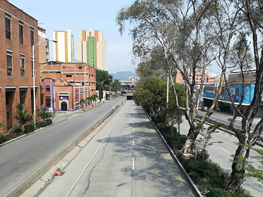Avenida oriental, por el centro comercial Villanueva. FOTO MANUEL SALDARRIAGA