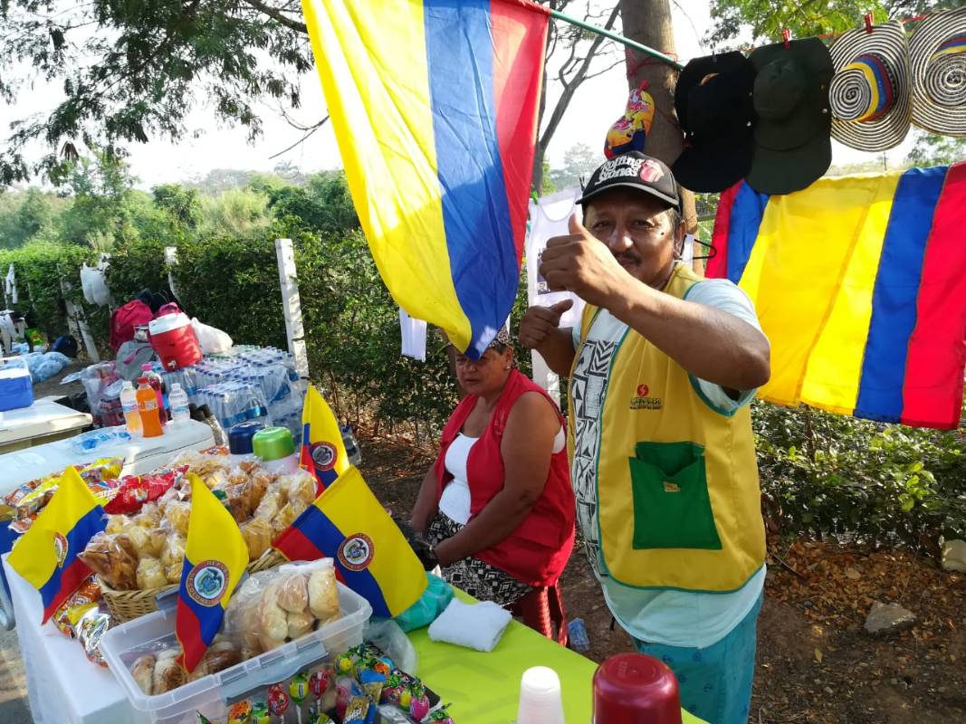 En el camino, hay multitud de ventas. Desde gorras para la caída del régimen, pasando por agua y comida, y también sillas de plástico. Foto: Manuel Saldarriaga