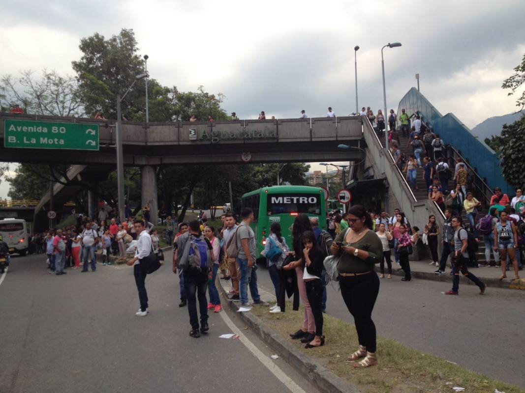 Por quinta vez en la semana el sistema de transporte masivo registra fallas y opera parcialmente. FOTO RÓBINSON SÁENZ