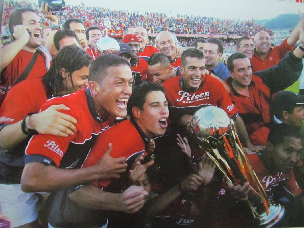 Cuarenta y cinco años después, el equipo rojo volvió a ostentar el título de campeón. Esta vez en el torneo finalización, el 22 de diciembre de 2002. De visita en Pasto, el Medellín, con una brillante actuación de Mauricio Molina, cerró la llave a su favor luego de ganar en el partido de ida 2-0 y empatar 1-1 ante los pastusos en Nariño. FOTO Archivo