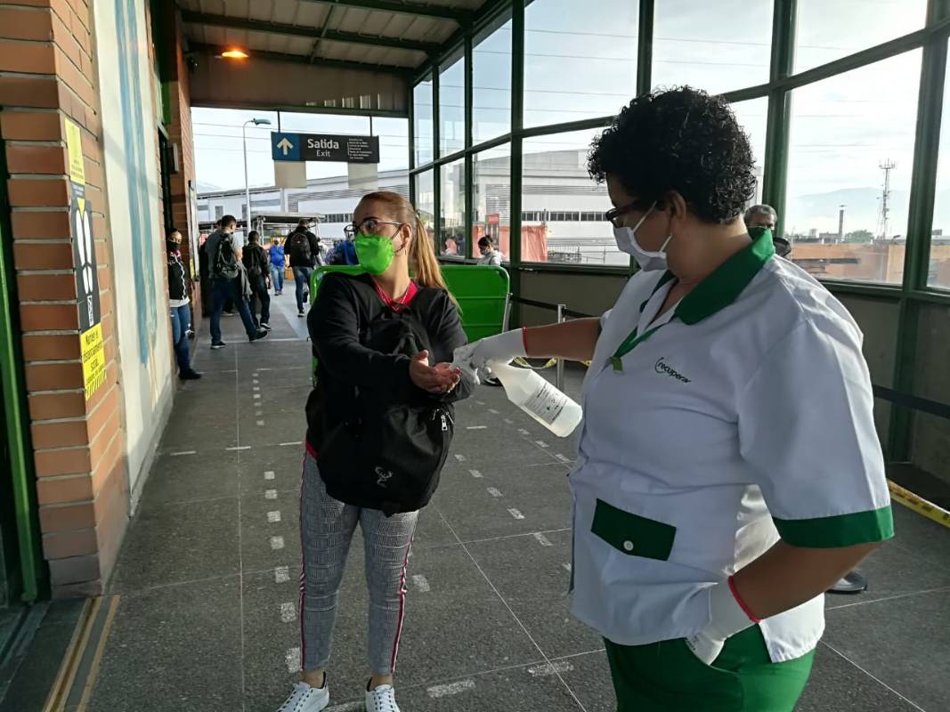 En estación Ayurá del Metro de Medellín las personas asistieron con tapabocas y cumpliendo los protocolos de cuidado. Fotos: Manuel Saldarriaga y Jaime Pérez. 